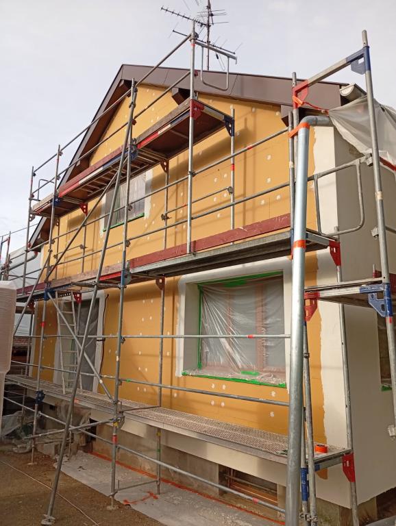 Rénovation de façade à Steinbrunn-le-Bas : application d’un crépi minéral sur une isolation extérieure en fibre de bois